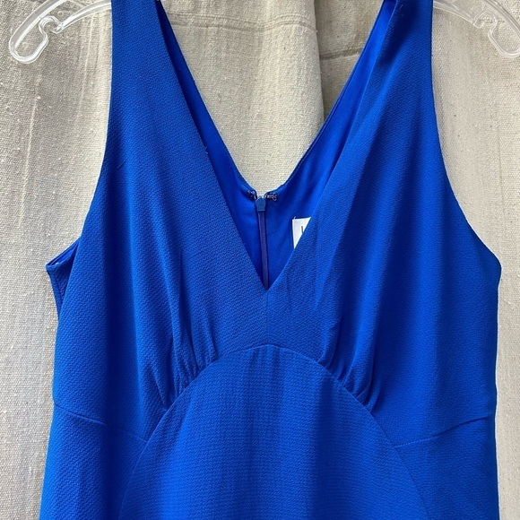 Nicole Miller York Royal Blue Dress
High-low Sleeveless/ Cocktail Dress/ Size 6 - Picture 4 of 10